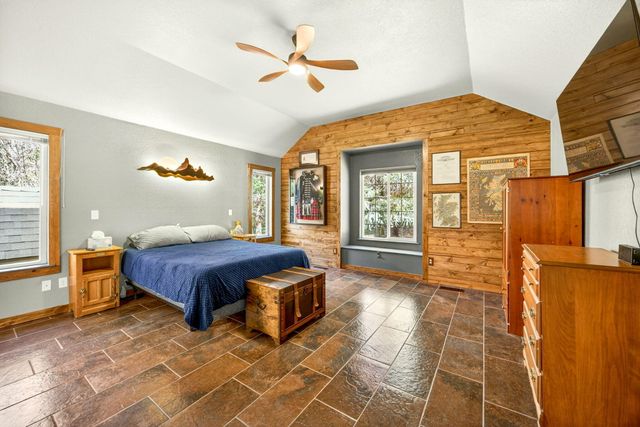 221 Hidden Valley Lane, Rogue River, OR 97537