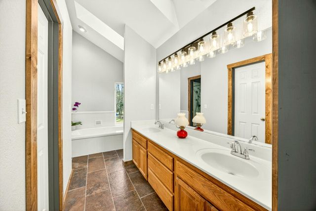 221 Hidden Valley Lane, Rogue River, OR 97537