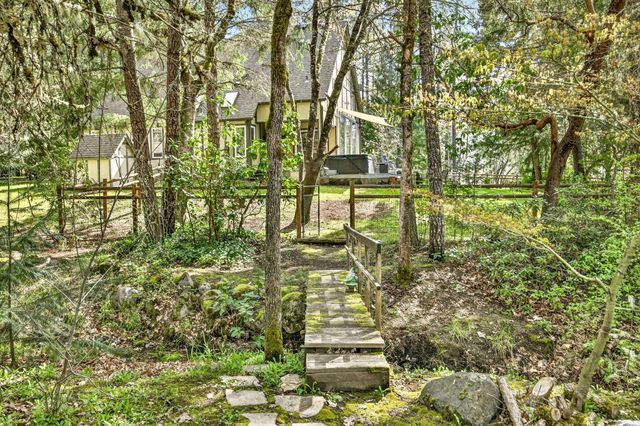 221 Hidden Valley Lane, Rogue River, OR 97537