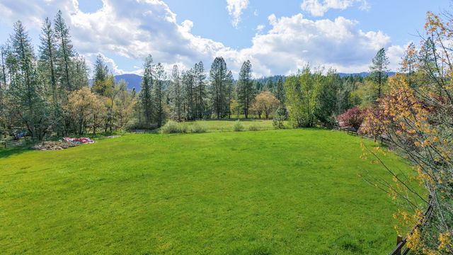 221 Hidden Valley Lane, Rogue River, OR 97537