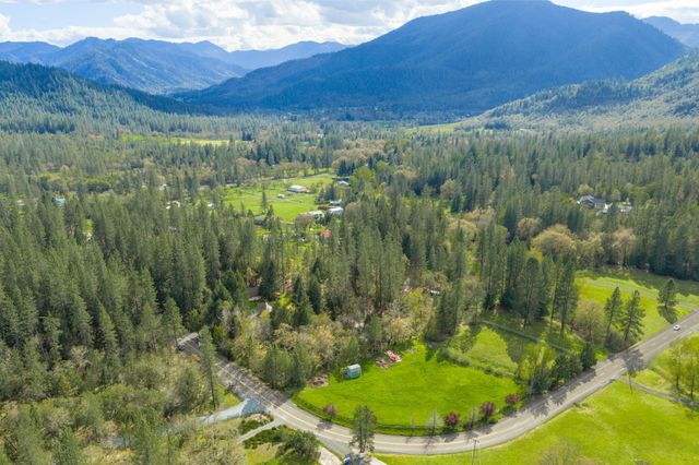 221 Hidden Valley Lane, Rogue River, OR 97537