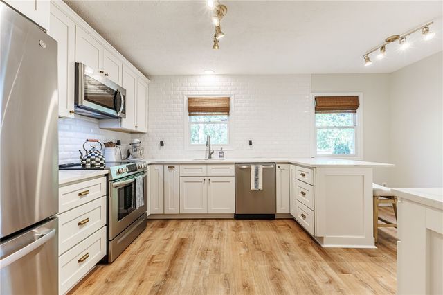 1320 Courtney Dr, Victor, NY 14564