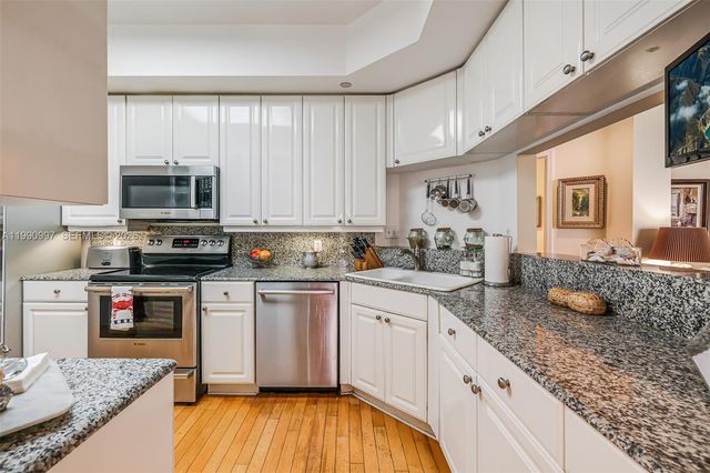 888 Brickell Key Dr 807, Miami, FL 33131