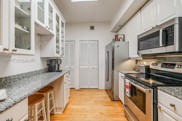 888 Brickell Key Dr 807, Miami, FL 33131