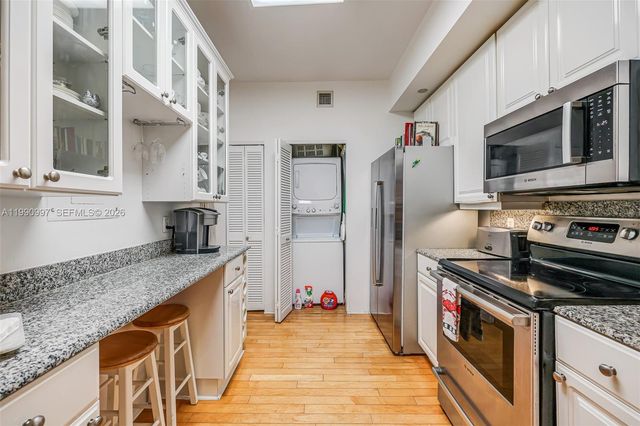 888 Brickell Key Dr 807, Miami, FL 33131