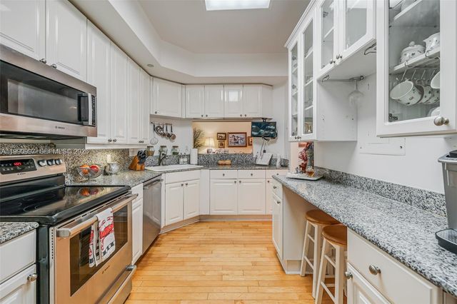 888 Brickell Key Dr 807, Miami, FL 33131