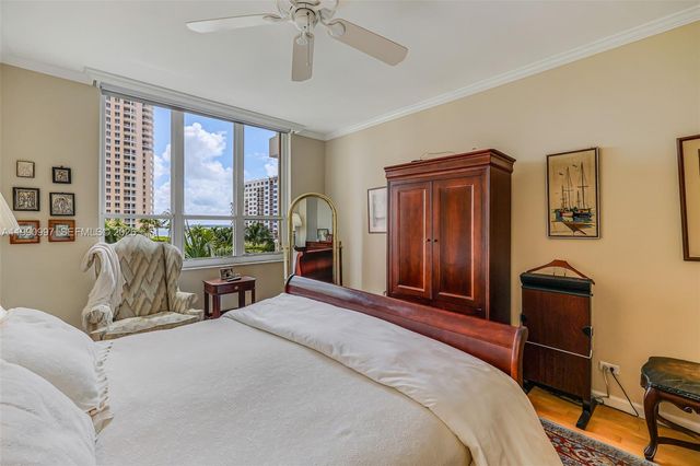 888 Brickell Key Dr 807, Miami, FL 33131