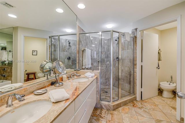 888 Brickell Key Dr 807, Miami, FL 33131