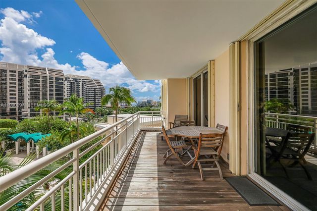 888 Brickell Key Dr 807, Miami, FL 33131
