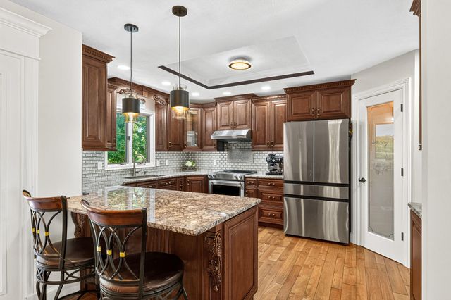 1854 S Oakmont Avenue, Springfield, MO 65809