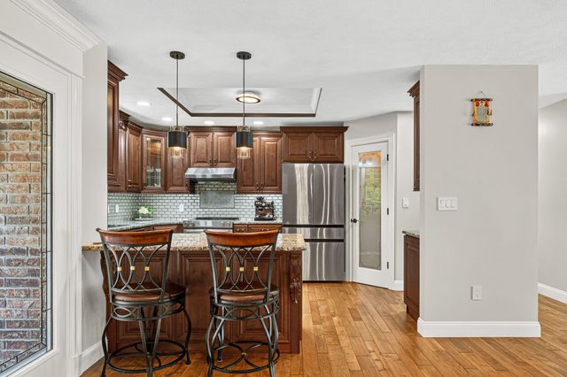 1854 S Oakmont Avenue, Springfield, MO 65809