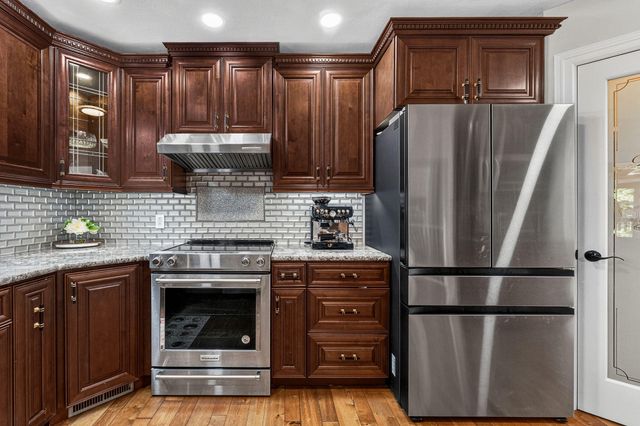 1854 S Oakmont Avenue, Springfield, MO 65809