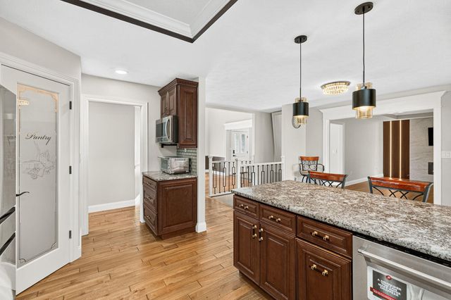1854 S Oakmont Avenue, Springfield, MO 65809