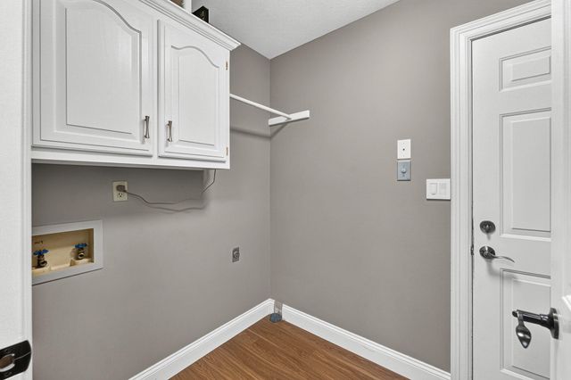 1854 S Oakmont Avenue, Springfield, MO 65809