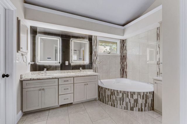 1854 S Oakmont Avenue, Springfield, MO 65809