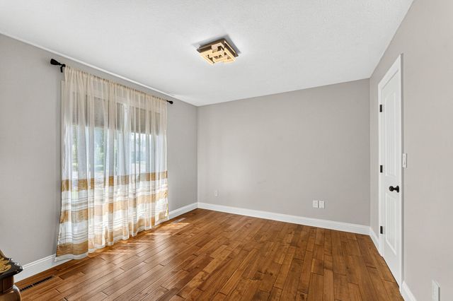1854 S Oakmont Avenue, Springfield, MO 65809