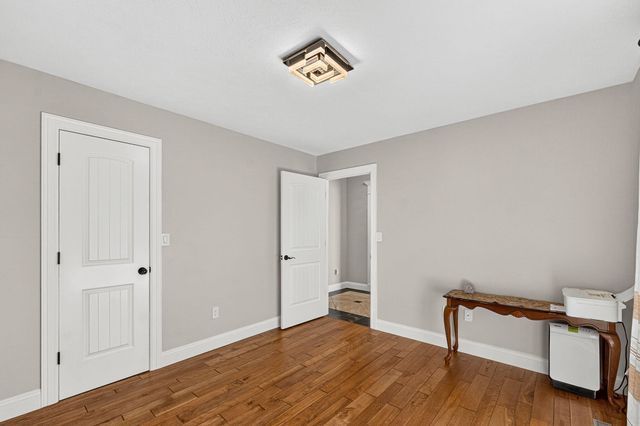 1854 S Oakmont Avenue, Springfield, MO 65809