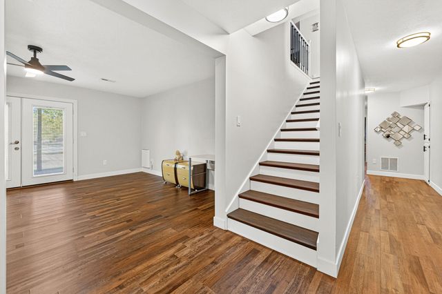 1854 S Oakmont Avenue, Springfield, MO 65809