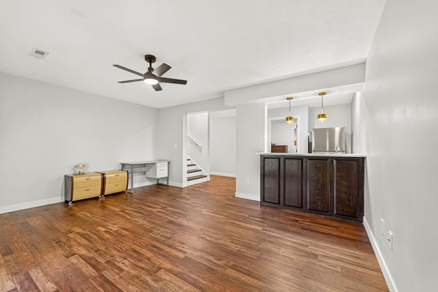 1854 S Oakmont Avenue, Springfield, MO 65809
