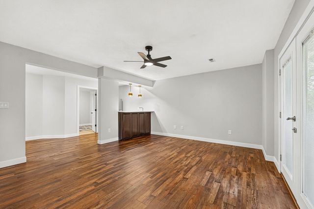 1854 S Oakmont Avenue, Springfield, MO 65809