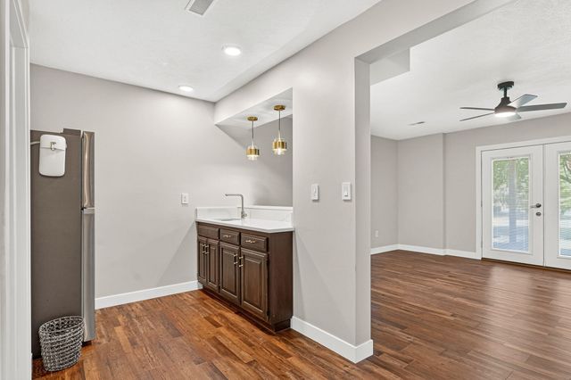1854 S Oakmont Avenue, Springfield, MO 65809
