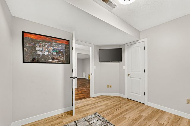 1854 S Oakmont Avenue, Springfield, MO 65809