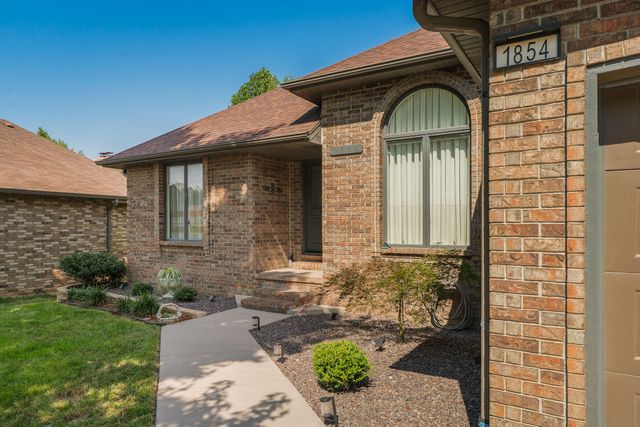 1854 S Oakmont Avenue, Springfield, MO 65809