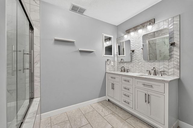 1854 S Oakmont Avenue, Springfield, MO 65809