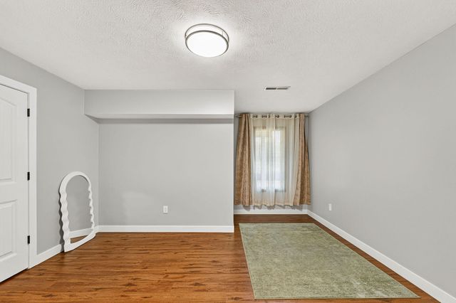 1854 S Oakmont Avenue, Springfield, MO 65809