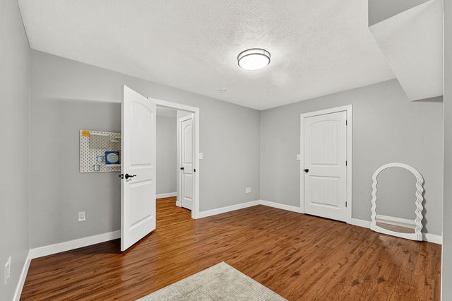 1854 S Oakmont Avenue, Springfield, MO 65809