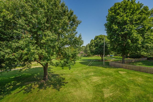 1854 S Oakmont Avenue, Springfield, MO 65809