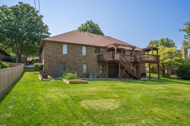 1854 S Oakmont Avenue, Springfield, MO 65809