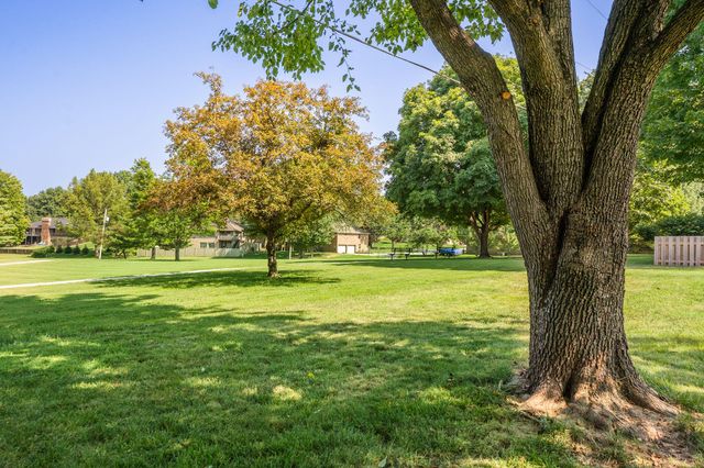 1854 S Oakmont Avenue, Springfield, MO 65809