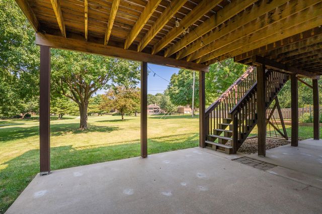 1854 S Oakmont Avenue, Springfield, MO 65809