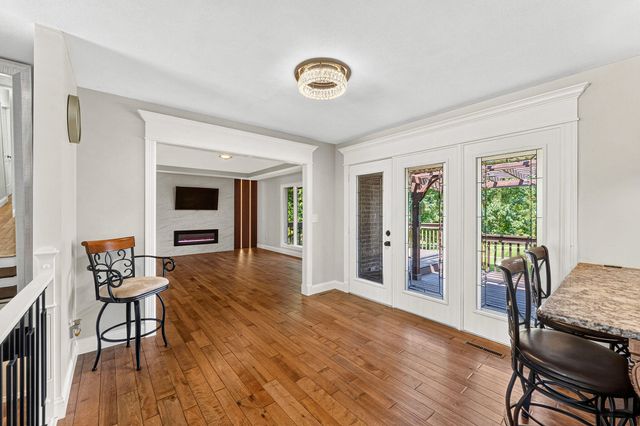 1854 S Oakmont Avenue, Springfield, MO 65809