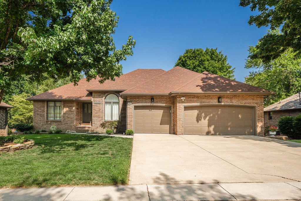 1854 S Oakmont Avenue, Springfield, MO 65809