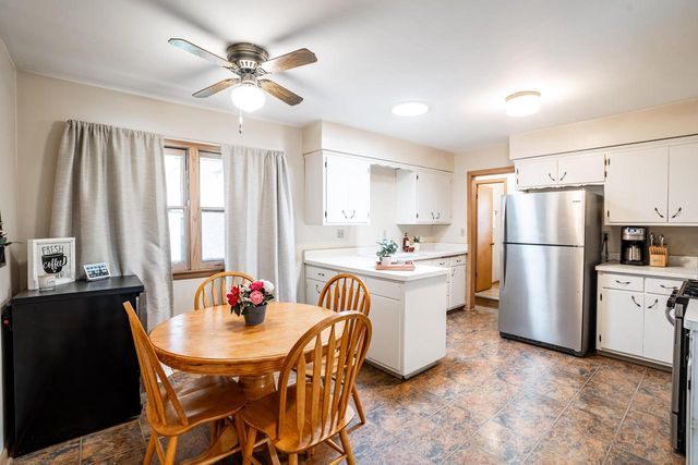 2204 Savoy CIRCLE, Racine, WI 53404