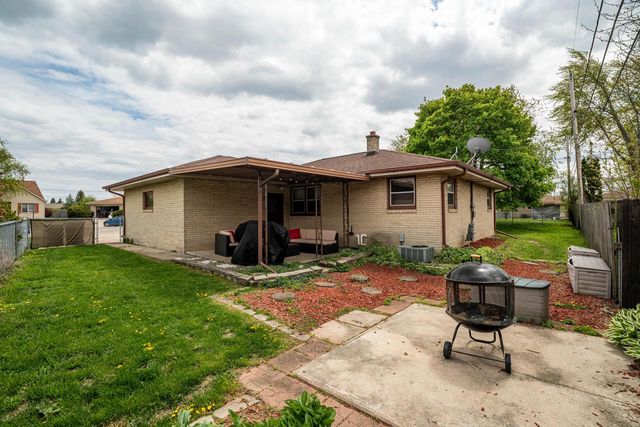2204 Savoy CIRCLE, Racine, WI 53404