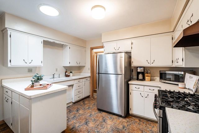 2204 Savoy CIRCLE, Racine, WI 53404
