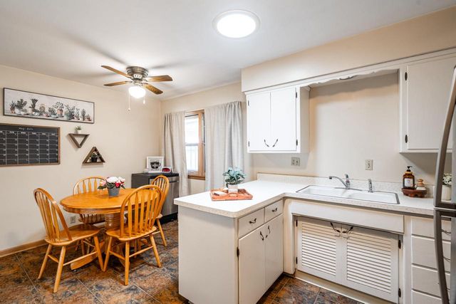 2204 Savoy CIRCLE, Racine, WI 53404
