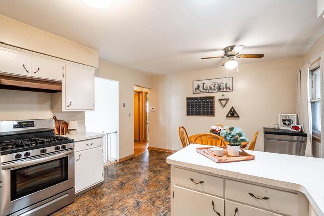 2204 Savoy CIRCLE, Racine, WI 53404