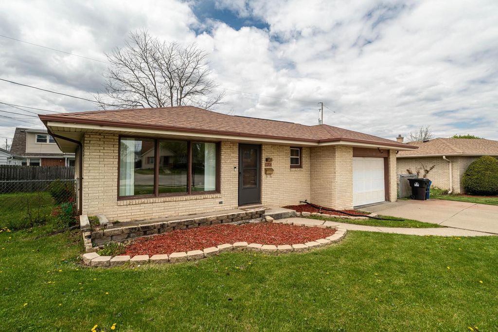 2204 Savoy CIRCLE, Racine, WI 53404