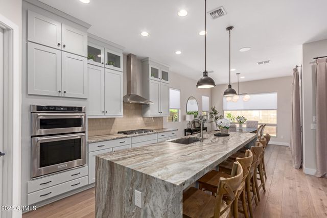 2830 E CREST Lane, Phoenix, AZ 85050