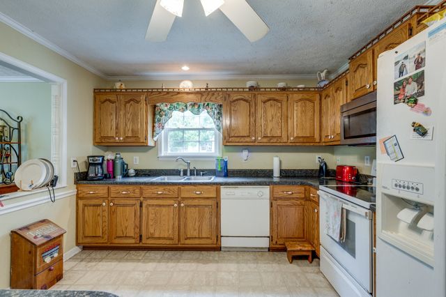 128 Pin Oaks Ln, Hohenwald, TN 38462