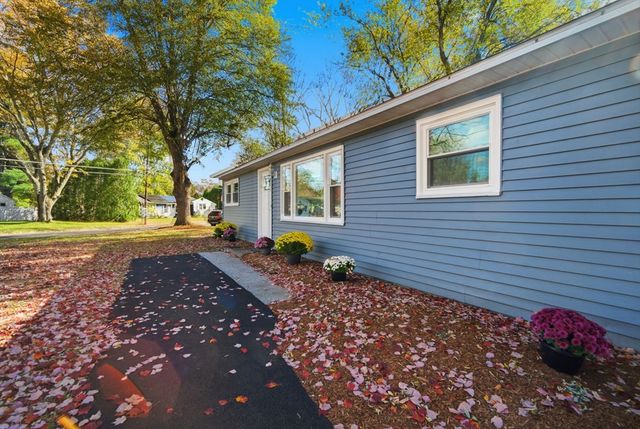 43 Sunridge Dr, Springfield, MA 01118