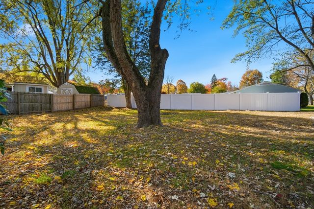 43 Sunridge Dr, Springfield, MA 01118