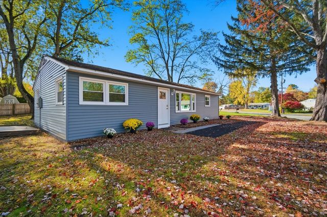 43 Sunridge Dr, Springfield, MA 01118