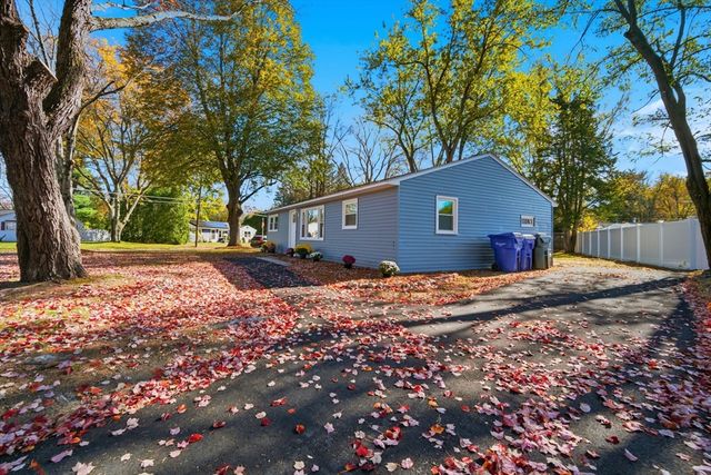 43 Sunridge Dr, Springfield, MA 01118