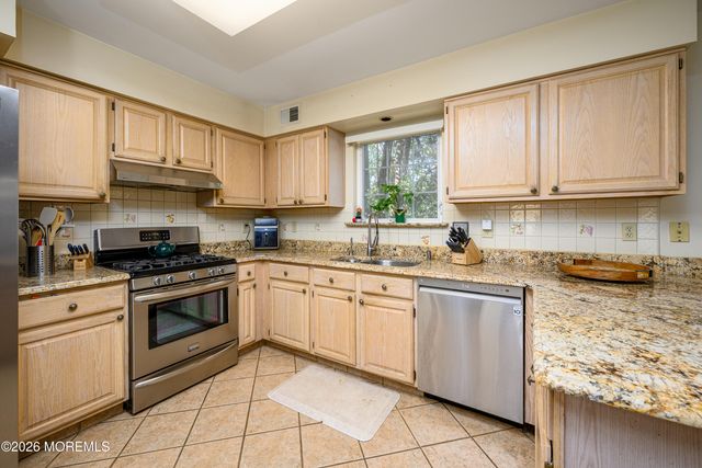 5 Hunters Green Court, Howell, NJ 07731