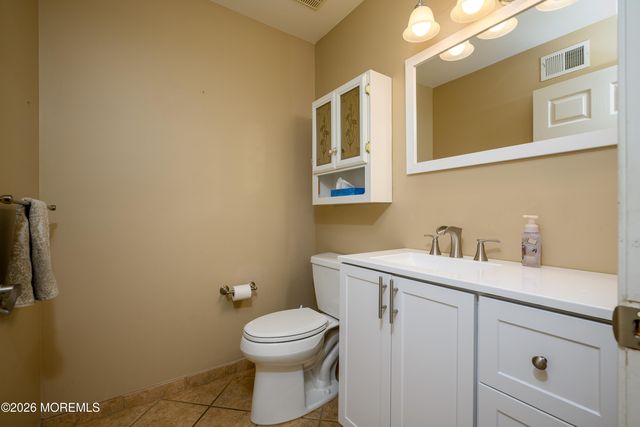 5 Hunters Green Court, Howell, NJ 07731